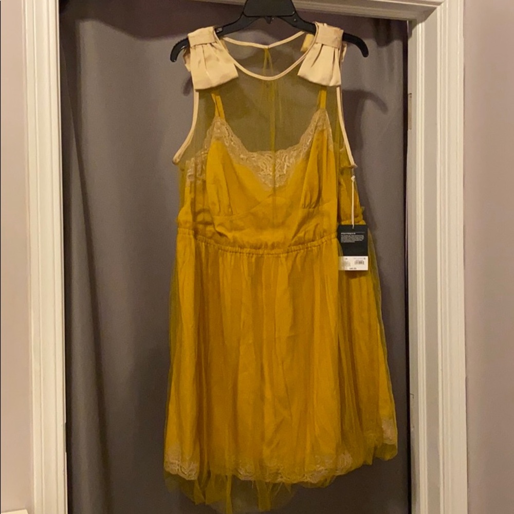 Gold lace bow straps